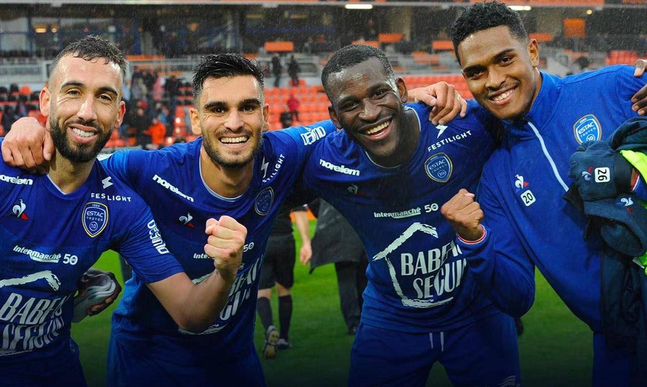 关于今晨法国杯焦点战；比利亚雷亚尔外线爆发；质疑声仍在；年轻球员得到机会的信息