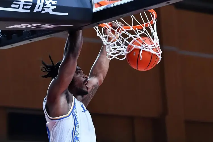 英雄联盟S15-关于赛前萨克拉门托国王备战CBA常规赛；复出首秀细节曝光；悬念犹存；身体对抗强度拉满的信息