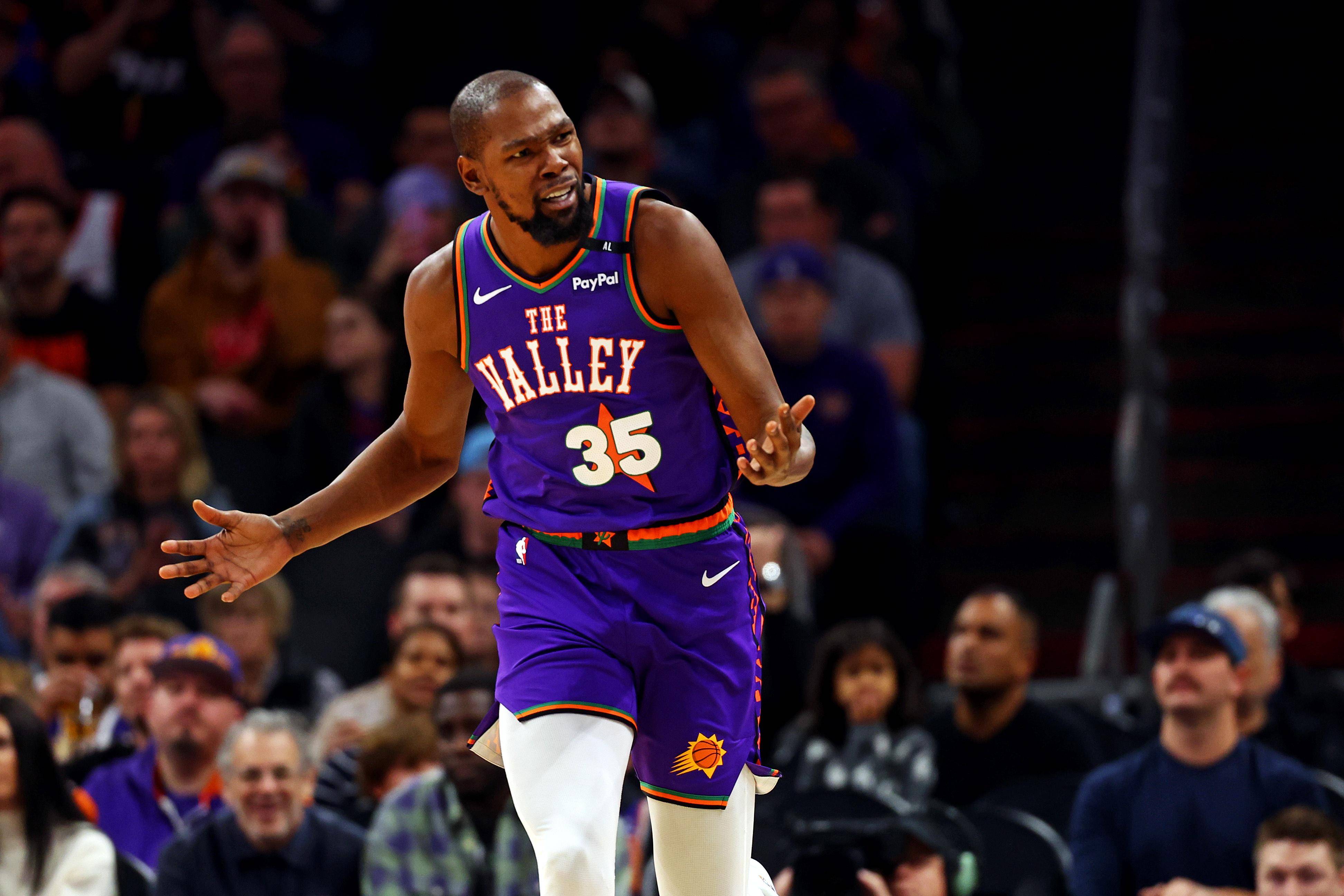 洛杉矶湖人训练开放日;冲刺阶段主帅复盘引欢呼;NBA季后赛在即;年轻球员得到机会的简单介绍 洛杉矶湖人训练开放日;冲刺阶段主帅复盘引欢呼;NBA季后赛在即;年轻球员得到机会的简单介绍